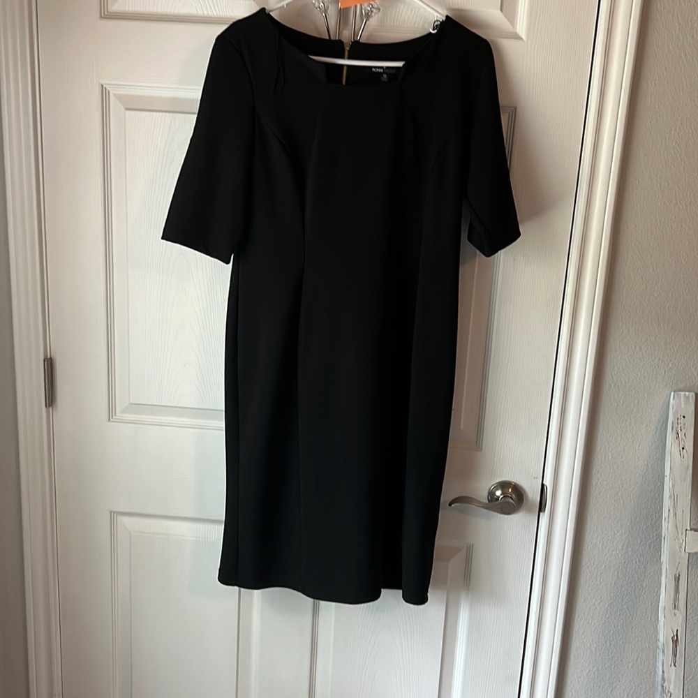 Black short sleeve dress zipper on the back